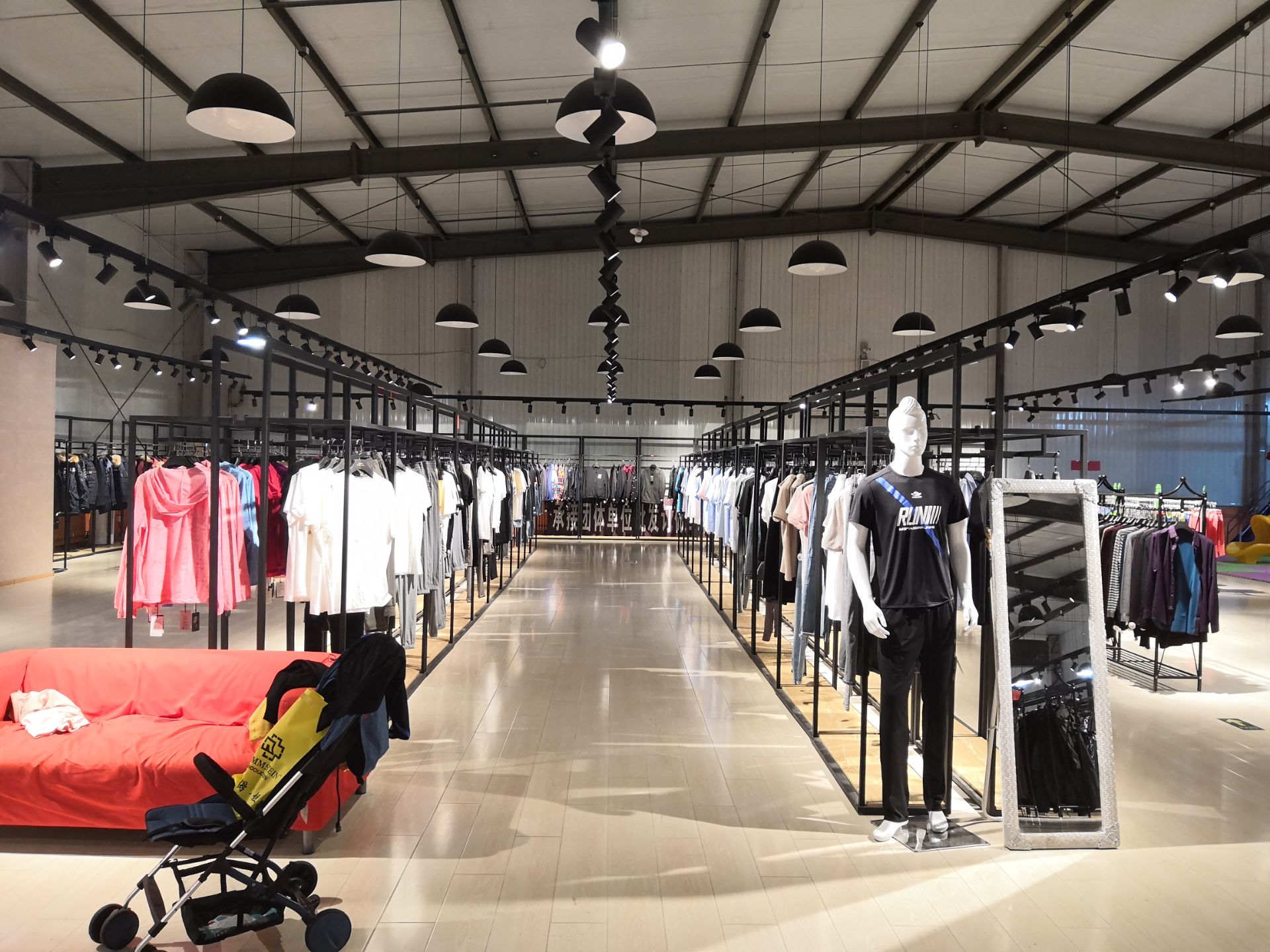 探索蘇菲貝爾服裝工廠店 高性價(jià)比與時(shí)尚潮流的不二之選